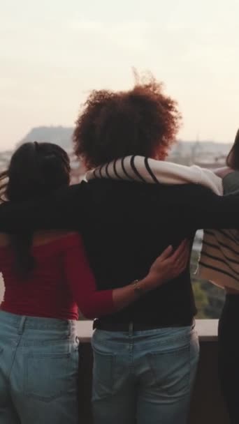Giovani Amici Piedi Abbracciarsi Sul Balcone Guardare Splendida Vista — Video Stock