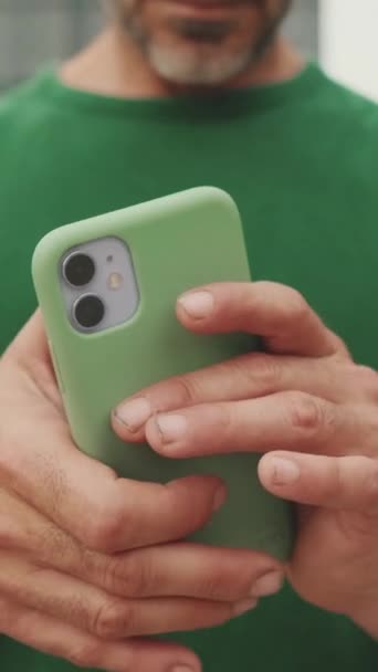 Närbild Händerna Oigenkännlig Medelålders Man Som Använder Mobiltelefon Utanför Gatan — Stockvideo