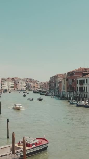 Вертикальне Відео Канал Венеції Човни Гондоли Туристами Плавають Уздовж Каналу — стокове відео