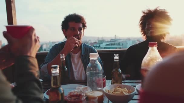 Junge Leute Essen Und Trinken Auf Terrassenparty Bei Sonnenuntergang — Stockvideo