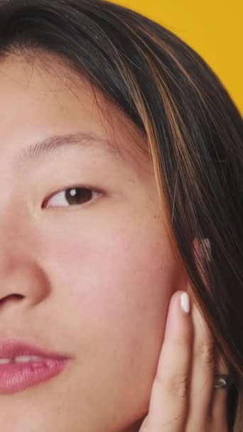 Tutup Wanita Muda Melihat Kamera Seperti Cermin Terisolasi Atas Latar — Stok Video
