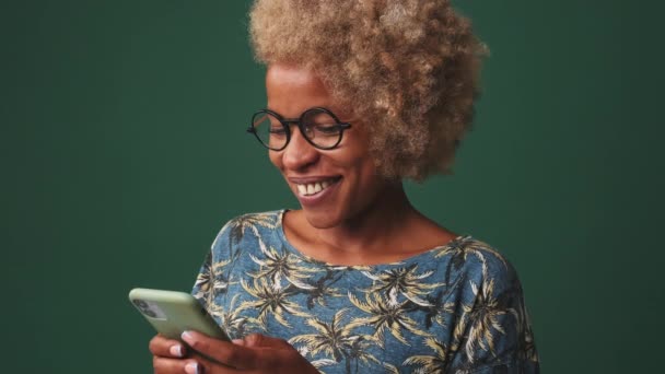 Крупный План Счастливая Женщина Держит Руках Мобильный Телефон Ответы Сообщение — стоковое видео