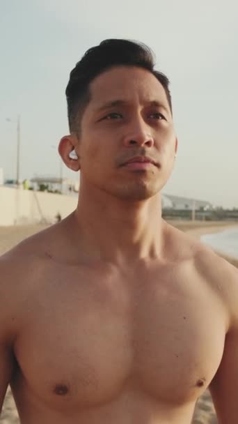 Jonge Atletische Man Die Het Strand Staat Een Warming Doet — Stockvideo