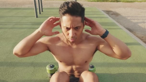 경기장에서 근육을 운동하는 젊은이 — 비디오