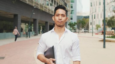 genç işadamı kameraya bakıyor