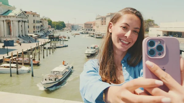Mujer Joven Tomando Selfie Teléfono Móvil Mientras Está Pie Fondo —  Fotos de Stock