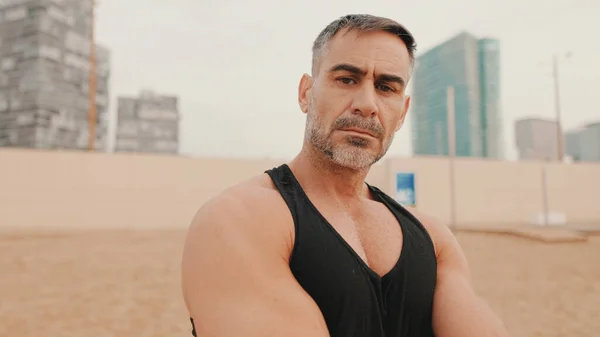 Athletischer Mann Mittleren Alters Posiert Strand Für Die Kamera — Stockfoto