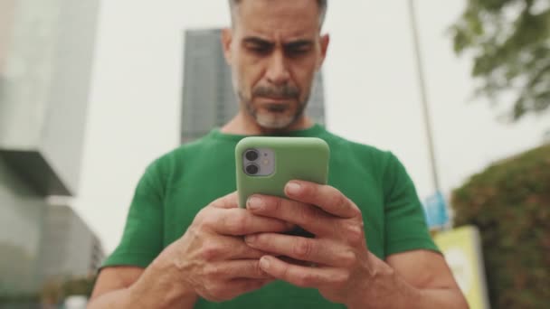 Hombre Mediana Edad Usando Teléfono Móvil Afuera Calle — Vídeos de Stock
