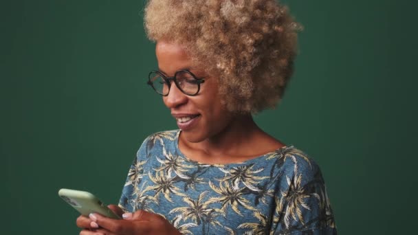 Lähikuva Onnellinen Nainen Pitää Matkapuhelinta Käsissään Vastauksia Viesti Eristetty Sinisellä — kuvapankkivideo