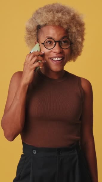 Счастливая Женщина Разговаривает Мобильном Телефоне Изолированы Заднем Плане — стоковое видео