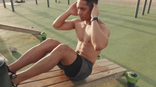 Hombre Joven Ejercitando Los Músculos Abdominales Campo Deportes Fuera — Vídeo de stock