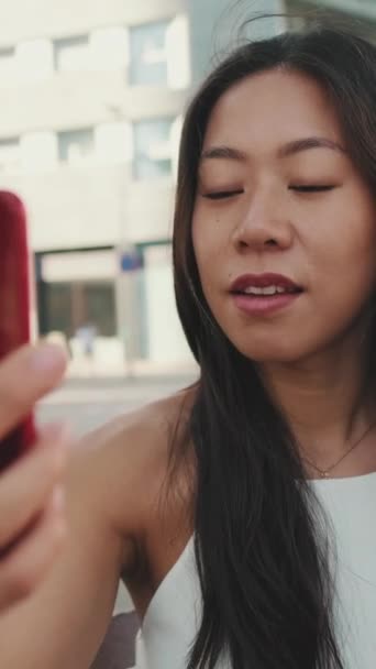 Jonge Vrouw Het Nemen Van Selfie Mobiele Telefoon Terwijl Zitten — Stockvideo