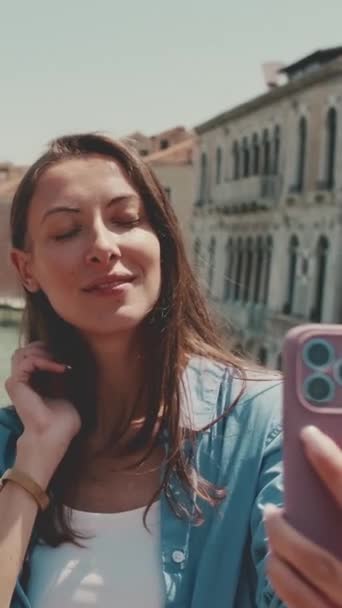 Vidéo Verticale Jolie Fille Aux Longs Cheveux Bruns Vêtue Une — Video