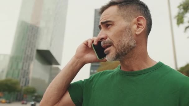 Großaufnahme Männer Mittleren Alters Sprechen Auf Mobiltelefonen Über Moderne Gebäude — Stockvideo