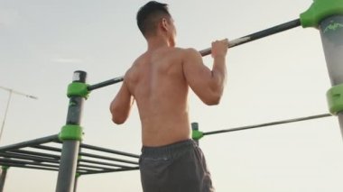 Genç atletik adam bariyere yanaşıyor.