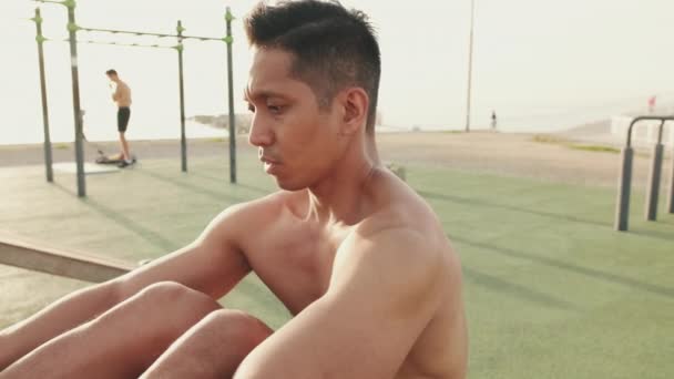 Junger Mann Trainiert Schrägpresse Auf Dem Sportplatz — Stockvideo