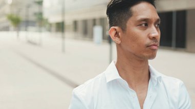 Genç işadamı iş bölgesinde yürüyor. Yaklaş.