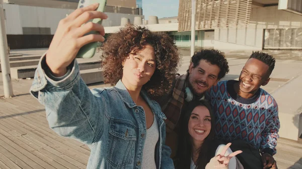 Młodzi Radośni Ludzie Robią Wspólne Selfie Grupa Uczniów Uśmiecha Się — Zdjęcie stockowe