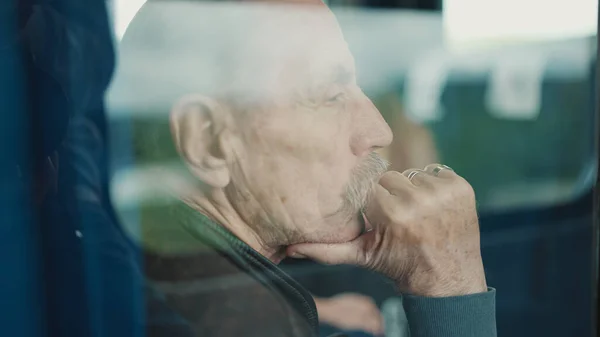 Крупный План Задумчивого Пожилого Человека Путешествующего Купе Поезда Просматривающего Стекло — стоковое фото