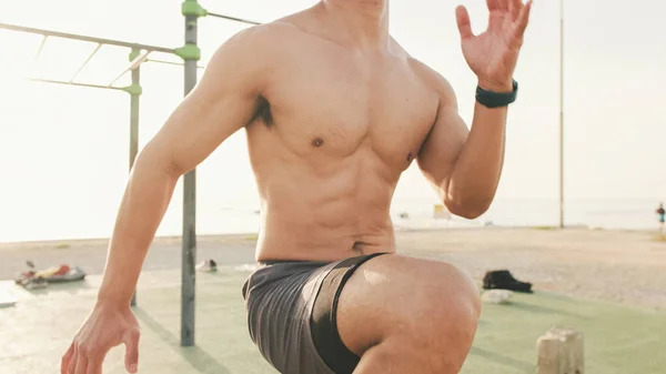 Guy Atleta Hace Calentamiento Entrenar Los Músculos Las Piernas Correr — Foto de Stock