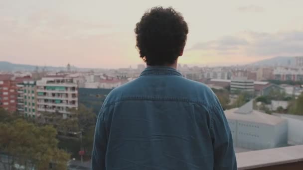 Nærbildet Ung Mann Står Balkongen Ser Byen – stockvideo