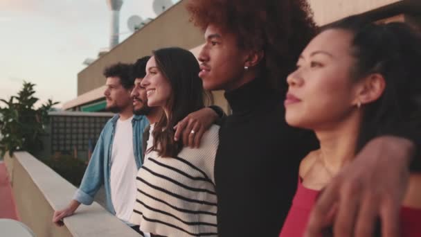 Primer Plano Los Jóvenes Chicos Chicas Amigos Pie Abrazándose Balcón — Vídeos de Stock