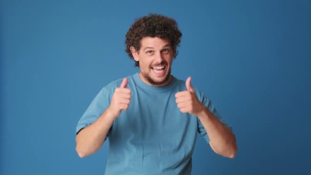 Pozitivní Muž Ukazující Dvojité Palce Nahoru Gesto Izolované Modrém Pozadí — Stock video