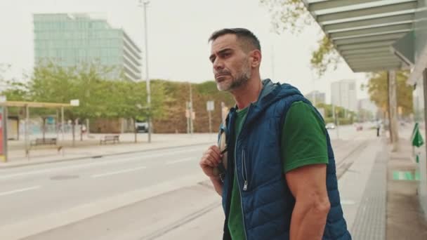 Чоловік Середнього Віку Чекає Трамвай Стоячи Зупинці — стокове відео