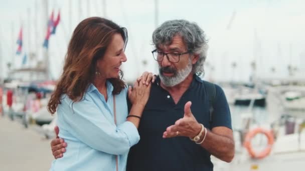 Mutlu Orta Yaşlı Çift Limanda Dikilip Konuşuyor — Stok video