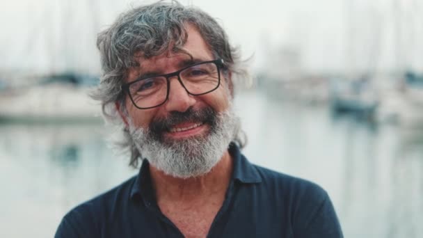 Primo Piano Uomo Anziano Sorridente Piedi Sul Molo Nel Porto — Video Stock