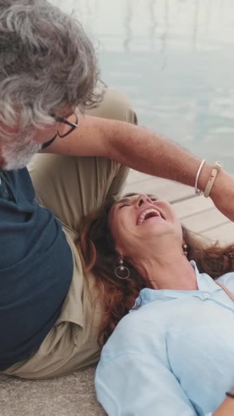Idősebb Szerelmesek Nevetnek Beszélgetnek Miközben Pihennek Mólón — Stock videók