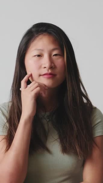 Femeia Tânără Ascultă Atenție Informațiile Nodurile Aflate Acord Izolate Fundal — Videoclip de stoc