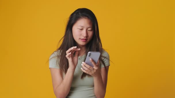 Улыбающаяся Молодая Женщина Помощью Мобильного Телефона Изолированы Белом Фоне Студии — стоковое видео