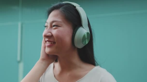 Tersenyum Wanita Muda Headphone Mendengarkan Musik — Stok Video