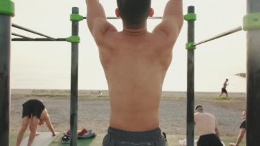 Genç atletik adam bariyere yanaşıyor.