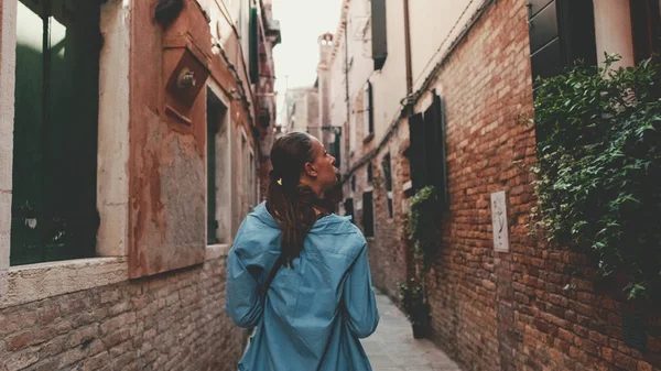 Mujer Joven Caminando Por Estrecha Calle Ciudad Vieja Venecia Vista —  Fotos de Stock
