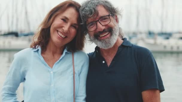 Mutlu Orta Yaşlı Çift Yatın Arka Planında Dikilip Gülümseyerek Kameraya — Stok video