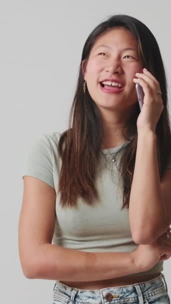 Молодая Женщина Говорит Смартфоне Изолированы Белом Фоне Студии — стоковое видео