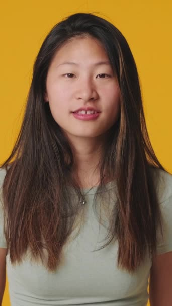 Młoda Kobieta Uważnie Słucha Informacji Kiwa Głową Zgodzie Żółtym Tle — Wideo stockowe