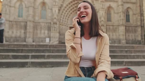 Boldog Utazó Beszél Mobiltelefonon Miközben Lépcsőn Régi Épület — Stock videók