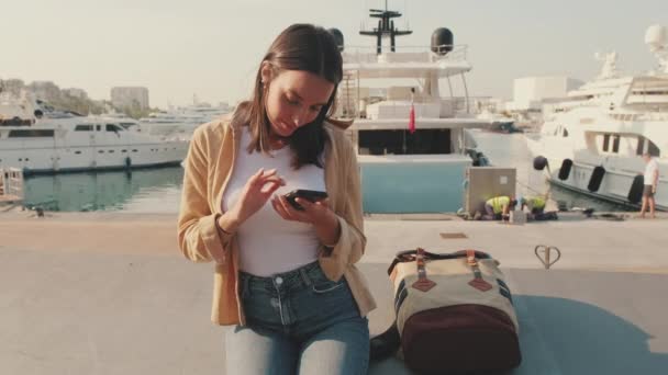 Utazó Használ Mobiltelefon Kikötőben Jacht Háttér — Stock videók