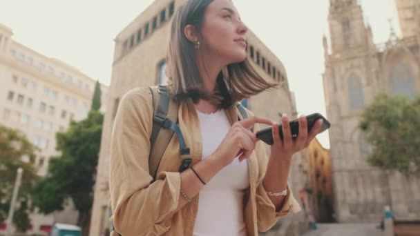 Mujer Usando Aplicación Mapa Mientras Está Pie Plaza Una Antigua — Vídeos de Stock
