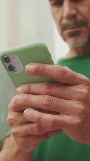 Zbliżenie Rąk Mężczyzny Średnim Wieku Korzystającego Telefonu Komórkowego Ulicy — Wideo stockowe