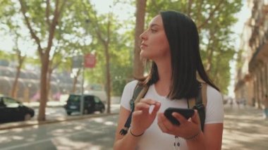 Kadın gezgin cep telefonunda harita uygulamasından hoşlanır