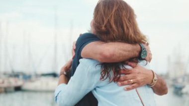 Yaşlı bir çift marinada buluşmaya gidiyor.