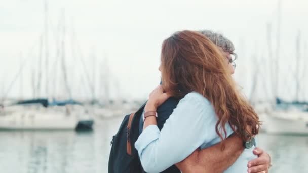 Romantica Coppia Anziana Che Abbraccia Mentre Trova Nel Porto Sullo — Video Stock