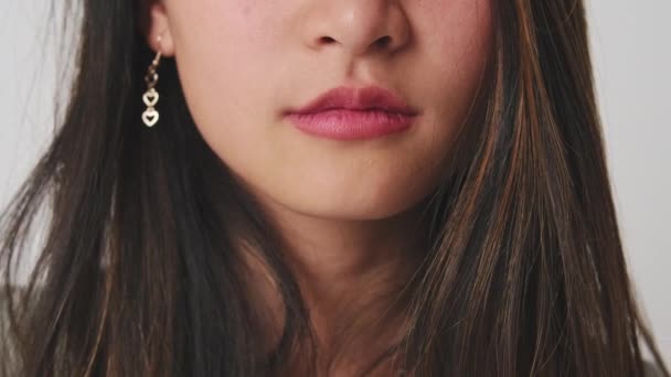 Подробный Снимок Улыбки Женщины Сделанный Студии — стоковое видео