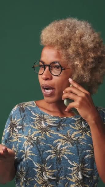 Femme Satisfaite Parlant Sur Téléphone Portable Geste Victoire Isolé Sur — Video