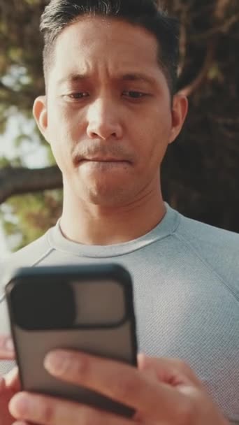 Mladý Muž Sedící Lavičce Parku Používá Mobilní Telefon — Stock video