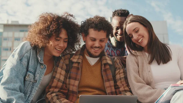 Szczęśliwi Uśmiechnięci Przyjaciele Śmieją Się Czegoś Laptopie Czterech Studentów Spędzających — Zdjęcie stockowe